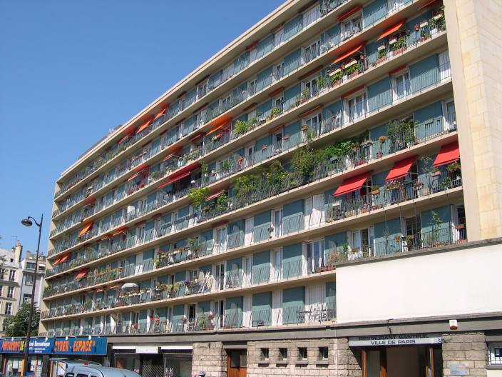  immeuble moderne avec balcons (5e)
